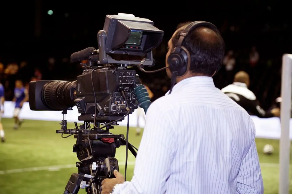 Écran de télévision diffusant un match, logos de chaînes et plateformes autour, enjeux des droits TV